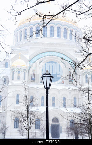 Winter in Russland. St. Nikolaus Marine Kathedrale in Kronstadt Stockfoto
