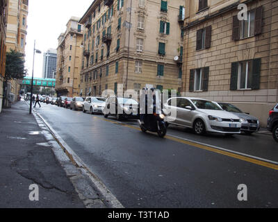 Der Verkehr in der Rush Hour in Genua. Autofahrer, die im Straßenverkehr warten nach Hause von der Arbeit am Ende des Tages nach dem Regen. Eine Nahaufnahme eines Autos. Es geht Stockfoto