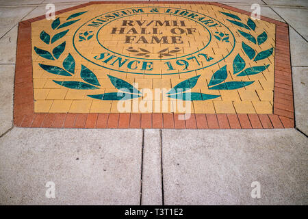RV/MH Hall des Ruhmes, IN, USA - Juli 1, 2018: Ein einladendes Zeichen mit Ziegel am Eingang zum Museum Stockfoto