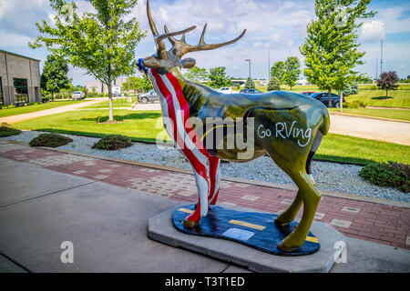 RV/MH Hall des Ruhmes, IN, USA - Juli 1, 2018: ein Metall Darstellung einer Rehe in der Nähe Stockfoto