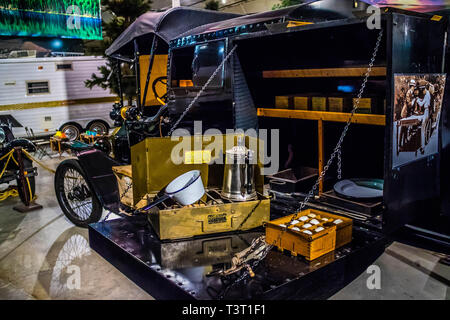 RV/MH Hall des Ruhmes, IN, USA - Juli 1, 2018: Ein 1913 Earl Travel Trailer erhalten im Museum Stockfoto