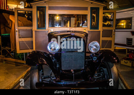 RV/MH Hall des Ruhmes, IN, USA - Juli 1, 2018: Ein 1913 Earl Travel Trailer erhalten im Museum Stockfoto