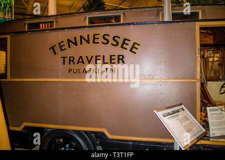 RV/MH Hall des Ruhmes, IN, USA - Juli 1, 2018: Ein 1931 AA Ford Housecar erhalten im Museum Stockfoto