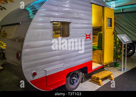 RV/MH Hall des Ruhmes, IN, USA - Juli 1, 2018: Ein 1957 Serro Scotty Teardrop Trailer im Museum bewahren Stockfoto