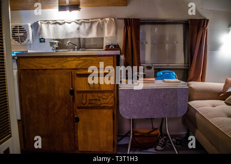 RV/MH Hall des Ruhmes, IN, USA - Juli 1, 2018: Ein 1958 Airstream Trailer im Museum bewahren Stockfoto