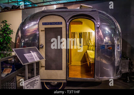 RV/MH Hall des Ruhmes, IN, USA - Juli 1, 2018: Ein 1958 Airstream Trailer im Museum bewahren Stockfoto
