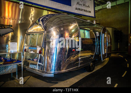 RV/MH Hall des Ruhmes, IN, USA - Juli 1, 2018: Ein 1958 Airstream Trailer im Museum bewahren Stockfoto