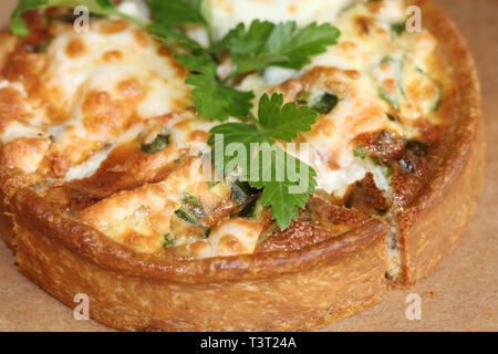 Wilder Lachs und Spinat pie. In 4 Teile unterteilt und mit Petersilie dekoriert. Leckeres Essen. Stockfoto