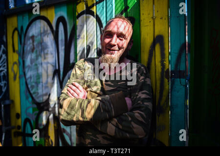 Ein Mann, der als Midnite, der einem Selbst bekannt - bekannte DJ und Entertainer, an einem Squatter Camp in St James Barton Kreisverkehr, lokal bekannt als 'DBearpit', in Bristol City Centre, wo Reisende und Obdachlose hocken - eingerichtet wurde, Menschen zu helfen, in der Stadt Unterstützung Droge Abstinenz und einen sicheren Raum, die schwächsten Mitglieder der Gemeinschaft zu geben. Stockfoto