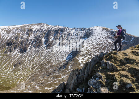 Eine alleinreisende weibliche Wanderer auf dem Gipfel os Snowdon im Snowdonia Nationalpark in Wales. Auf der Rhyd Ddu weg genommen. Stockfoto