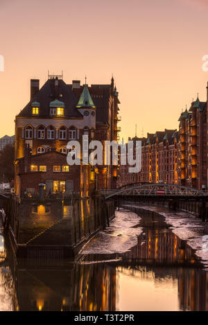 Die Lager der alten Speicherstadt in Hamburg, Deutschland, bei Sonnenuntergang Stockfoto