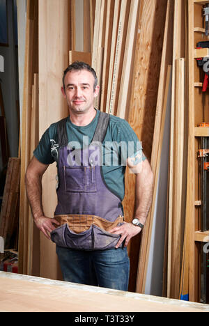 Tischler, lächelnd in Werkstatt Stockfoto
