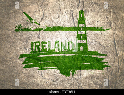 Leuchtturm auf pinselstrich Seashore. Wolken mit retro Flugzeugsymbol. Irland Land name Text. Konkrete strukturierte Stockfoto