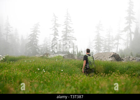 Menschen wandern im ländlichen Bereich Stockfoto