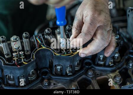 Auto Motor wird repariert, Autowerkstatt, Nordrhein-Westfalen, Deutschland Stockfoto