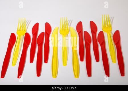 Rot und Gelb aus Kunststoff, Kunststoff Besteck Messer, Gabel aus Kunststoff, Kunststoff, Deutschland