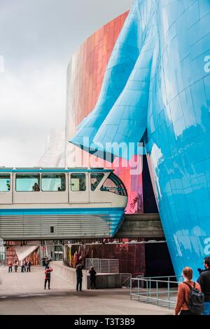 Monorail Zug fährt durch das Museum der Popkultur, MoPOP, Architekt Frank Gehry, Seattle, Washington, USA Stockfoto