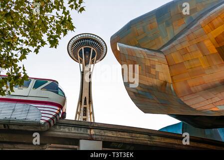 Monorail Zug fährt durch das Museum der Popkultur, MoPOP, Architekt Frank Gehry, Space Needle, Seattle, Washington, USA Stockfoto