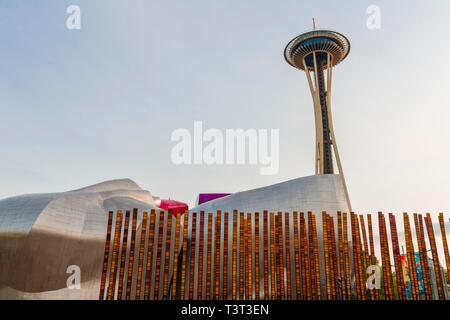 Die Außenfassade des Museums der Popkultur, MoPOP, Architekt Frank Gehry, Space Needle, Seattle, Washington, USA Stockfoto