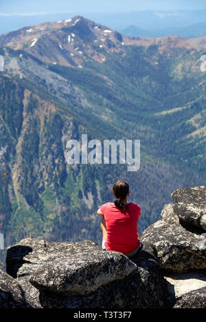 Wanderer auf felsigen Hügel sitzen Stockfoto