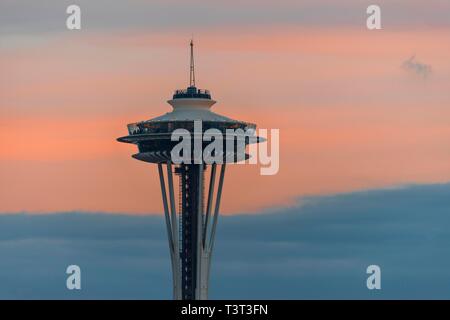 Aussichtsturm Space Needle bei Sonnenuntergang, Seattle, Washington, USA Stockfoto