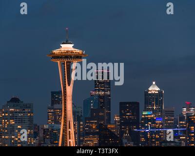 Blick auf die Skyline von Seattle mit Aussichtsturm Space Needle, Dämmerung, Seattle, Washington, USA Stockfoto