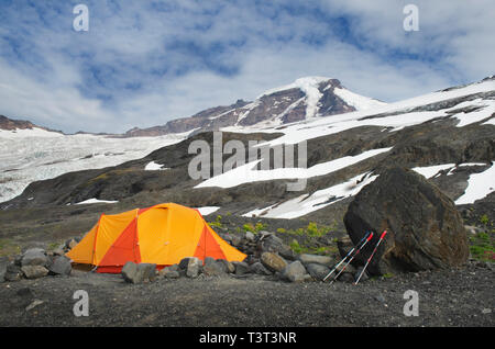 Zelt auf einem Campingplatz in abgelegenen Landschaft Stockfoto