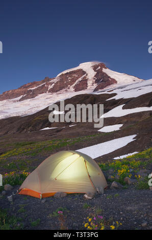 Leuchtende Zelt auf einem Campingplatz in abgelegenen Landschaft Stockfoto