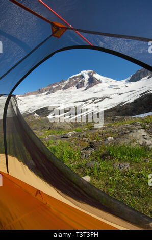 Blick vom Zelt unter schneebedeckten Berg Stockfoto