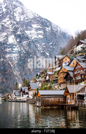 Häuser auf einem See in den Bergen - Hallstatt, Österreich Stockfoto