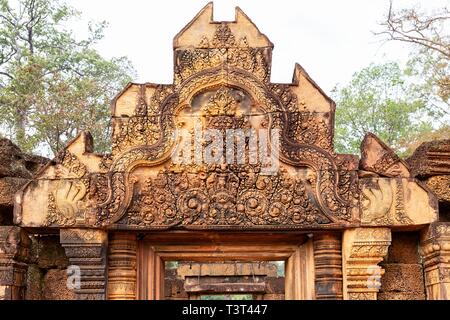 Wundervolle Schnitzereien in der Kudu - Bogen im Tempel Banteay Srei Tempel Angkor Archäologischer Park, Siem Reap, Kambodscha Stockfoto