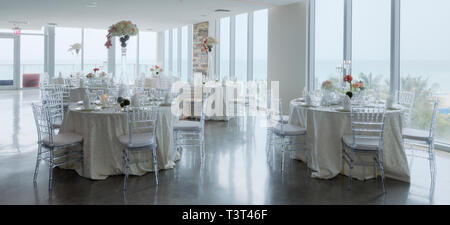 Leere Tabellen im Bankettsaal Stockfoto