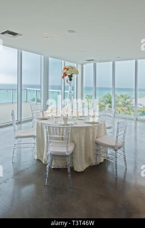 Leere Tabellen im Bankettsaal Stockfoto