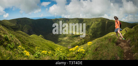 Wanderer zu Fuß auf einem Hügel Schmutz weg über Cabeco Gordo Krater, Faial, Portugal Stockfoto