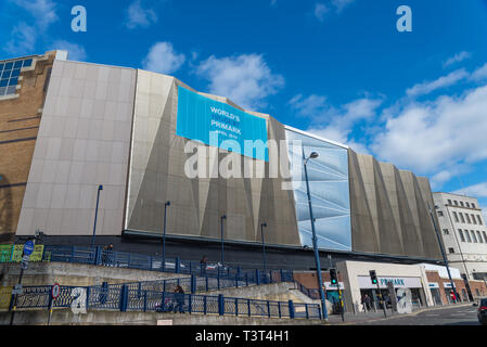 Die weltweit größte Primark store in Birmingham am 11. April 2019 eröffnet. Stockfoto