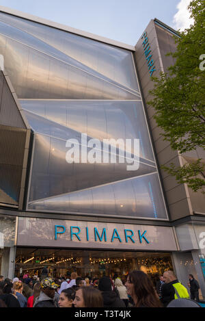 Menschenmassen in der Warteschlange außerhalb des weltweit größten Primark store in Birmingham am 11. April 2019 eröffnet. Stockfoto
