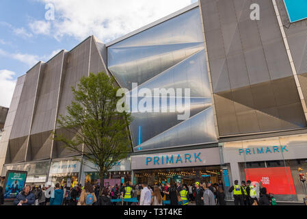 Menschenmassen in der Warteschlange außerhalb des weltweit größten Primark store in Birmingham am 11. April 2019 eröffnet. Stockfoto