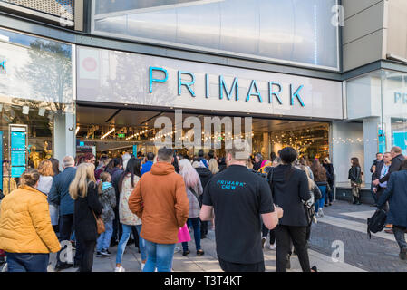 Menschenmassen in der Warteschlange außerhalb des weltweit größten Primark store in Birmingham am 11. April 2019 eröffnet. Stockfoto