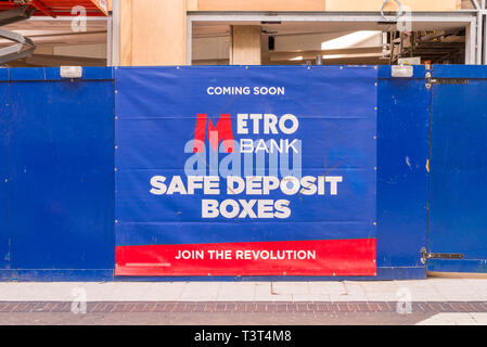 Großes Schild auf das Horten außerhalb der neuen Niederlassung der Metro Bank, die in Kürze in Birmingham, UK Open wird Stockfoto