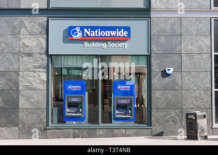 Zweig der Nationwide Building Society mit zwei Geldautomaten Punkte außerhalb Stockfoto