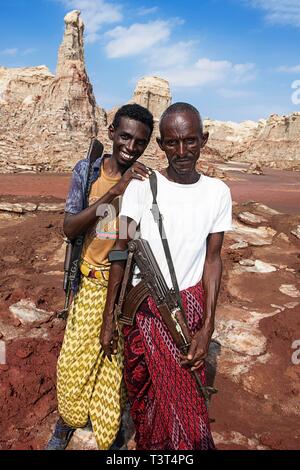 Von Ferne Nomaden mit Kalaschnikow bewaffnet in die felsige Landschaft am Rande des Sees Karum, Danakil Senke, Äthiopien Stockfoto