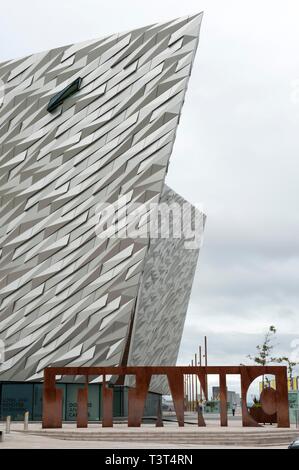 Titanic Schriftzug vor Titanic Belfast Museum, Titanic Quarter, Belfast, County Antrim, Nordirland, Großbritannien Stockfoto
