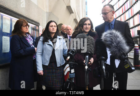 Die Familie von Charlotte Braun, (nach rechts) Mutter Roz Wickens, Schwestern Vicky und Katie Brown und Vater Graham Brown links, außerhalb des Old Bailey, London nach dem Aussehen der Schnellboot killer Jack Shepherd, die Rückkehr in das Vereinigte Königreich wurde nach 10 Monaten auf der Flucht. Stockfoto