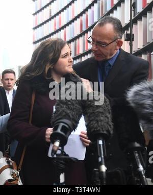 Die Familie von Charlotte Braun, Schwester Katie Brown und Vater Graham Brown, sprechen außerhalb des Old Bailey, London nach dem Aussehen der Schnellboot killer Jack Shepherd, die Rückkehr in das Vereinigte Königreich wurde nach 10 Monaten auf der Flucht. Stockfoto