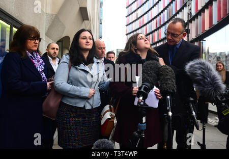 Die Familie von Charlotte Braun, (nach rechts) Mutter Roz Wickens, Schwestern Vicky und Katie Brown und Vater Graham Brown links, außerhalb des Old Bailey, London nach dem Aussehen der Schnellboot killer Jack Shepherd, die Rückkehr in das Vereinigte Königreich wurde nach 10 Monaten auf der Flucht. Stockfoto