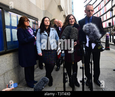 Die Familie von Charlotte Braun, (nach rechts) Mutter Roz Wickens, Schwestern Vicky und Katie Brown und Vater Graham Brown links, außerhalb des Old Bailey, London nach dem Aussehen der Schnellboot killer Jack Shepherd, die Rückkehr in das Vereinigte Königreich wurde nach 10 Monaten auf der Flucht. Stockfoto