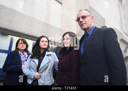 Die Familie von Charlotte Braun, (nach rechts) Mutter Roz Wickens, Schwestern Vicky und Katie Brown und Vater Graham Brown links, außerhalb des Old Bailey, London nach dem Aussehen der Schnellboot killer Jack Shepherd, die Rückkehr in das Vereinigte Königreich wurde nach 10 Monaten auf der Flucht. Stockfoto