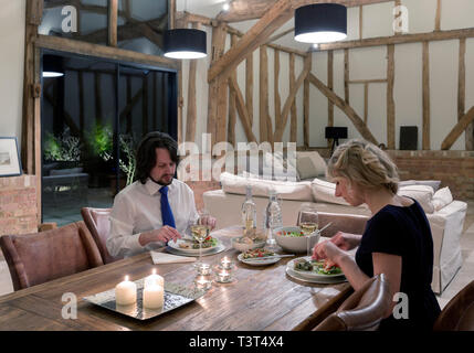 Kaukasische Paar im Speisesaal der umgebauten Scheune home Stockfoto