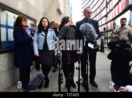 Die Familie von Charlotte Braun, (nach rechts) Mutter Roz Wickens, Schwestern Vicky und Katie Brown und Vater Graham Brown links, außerhalb des Old Bailey, London nach dem Aussehen der Schnellboot killer Jack Shepherd, die Rückkehr in das Vereinigte Königreich wurde nach 10 Monaten auf der Flucht. Stockfoto