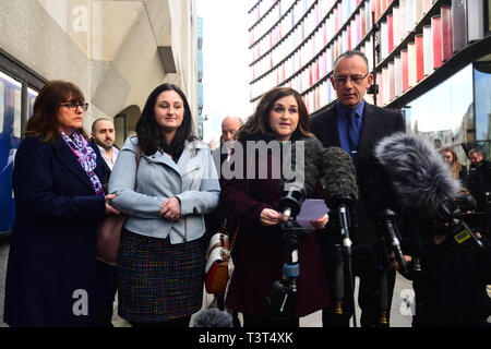 Die Familie von Charlotte Braun, (nach rechts) Mutter Roz Wickens, Schwestern Vicky und Katie Brown und Vater Graham Brown links, außerhalb des Old Bailey, London nach dem Aussehen der Schnellboot killer Jack Shepherd, die Rückkehr in das Vereinigte Königreich wurde nach 10 Monaten auf der Flucht. Stockfoto